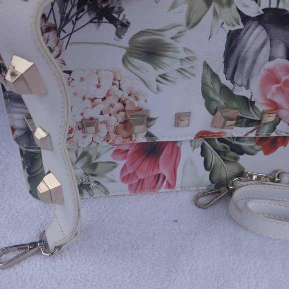 Design Lab White Floral and Gold Crossbody - Picture 4 of 6